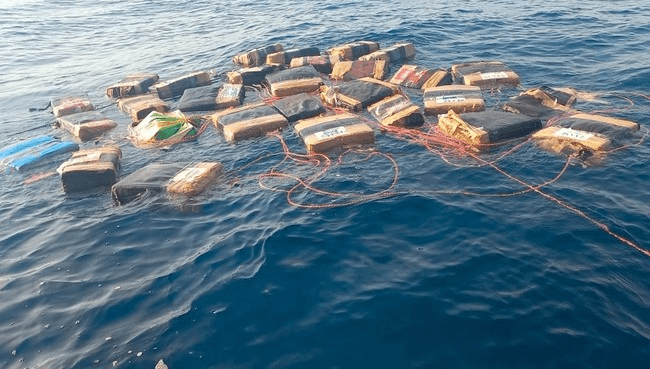 En aguas del Golfo de Tehuantepec, Marina asegura dos toneladas de cocaína.