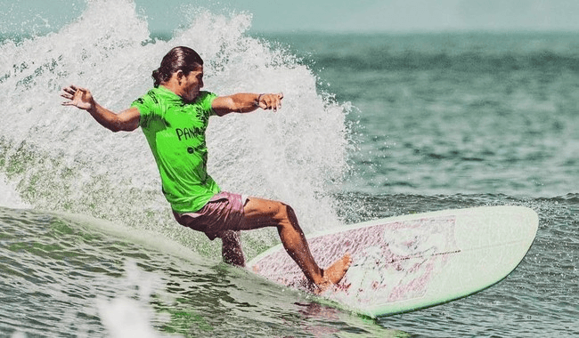 Jonathan Melendres logra plata panamericana en surf.