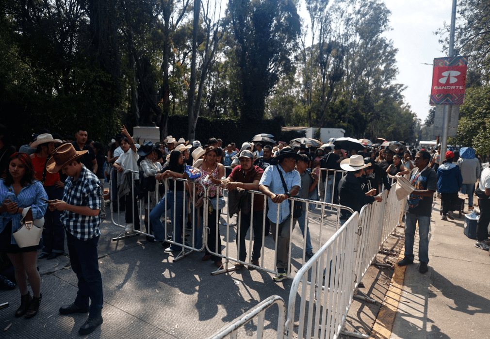 VIDEO Enorme fila para el concierto de los Tigres del Norte en Puebla.