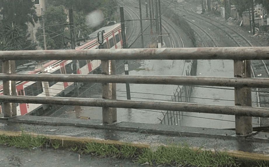 Colapsa barda del Tren Suburbano en Tlalnepantla en el Valle de México.