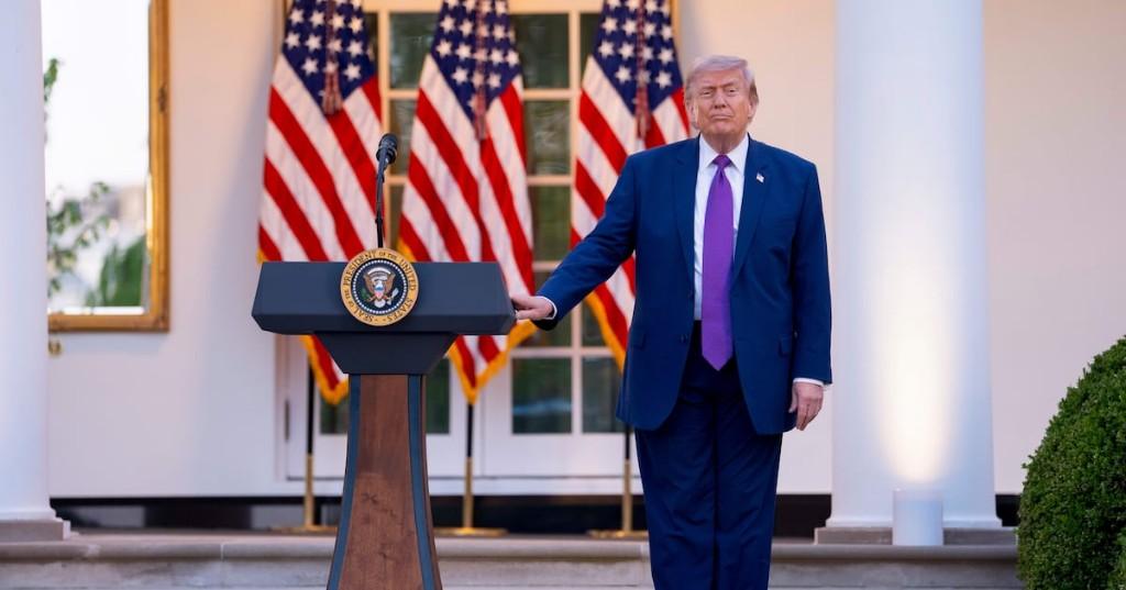 trump-banderas-el financiero