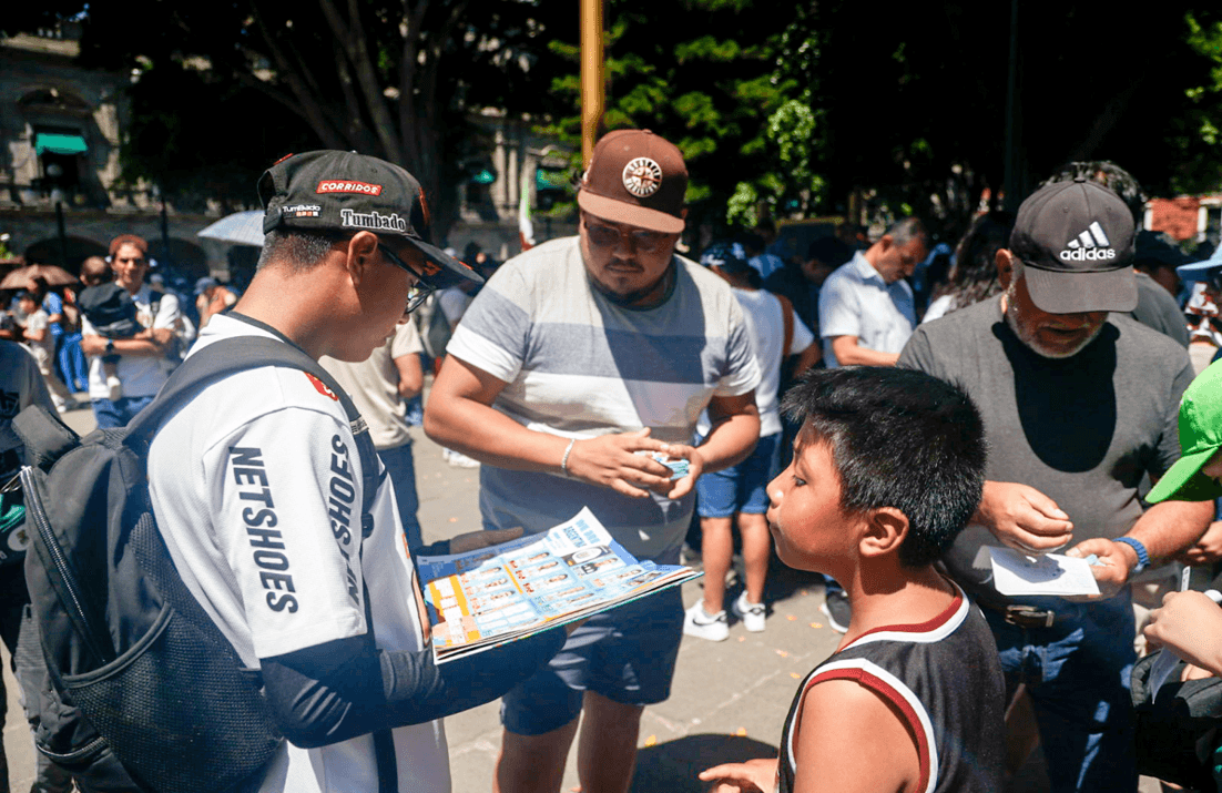 Cientos de poblanos llenan el zócalo para cambiar estampas del Mundial.