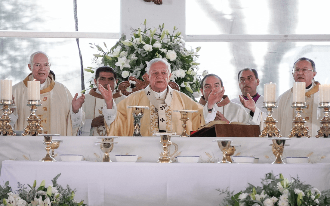 Arzobispo de Puebla, Víctor Sánchez Espinosa, celebra con una misa su Jubileo de Oro.