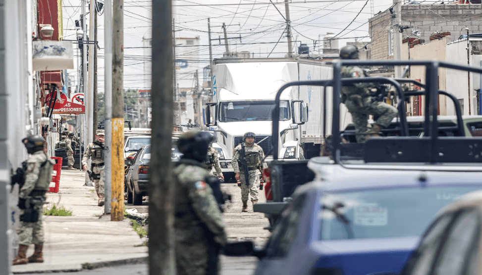 En Puebla realizan Operativo contra robo de autopartes en la 46 Poniente.