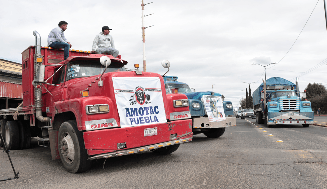 Amotac ahorca con cierres varias vialidades en el estado de Puebla.