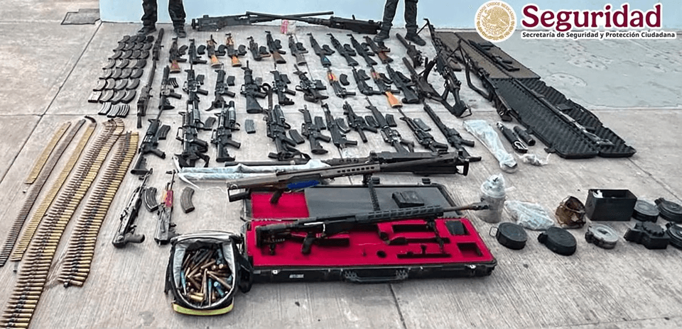 En Sinaloa, autoridades federales aseguran arsenal en una camioneta.