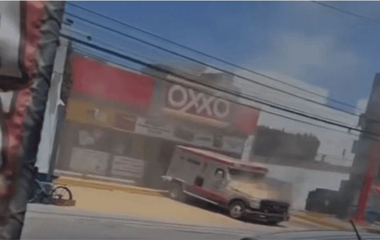 Se incendia camioneta de valores en San Andrés Cholula.