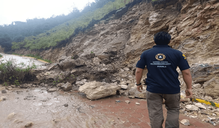 Desbordamiento de arroyo en Vicente Guerrero deja desgajamiento de cerro.