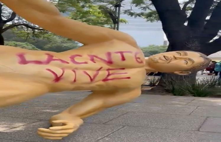 Vandalizan maestros de la CNTE figuras del Mundial 2026 en la CDMX.