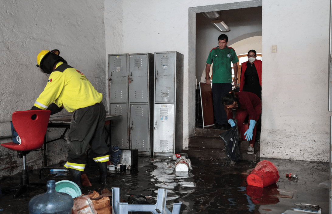 Continúan labores de drenado en negocios de la 2 Oriente en Puebla.