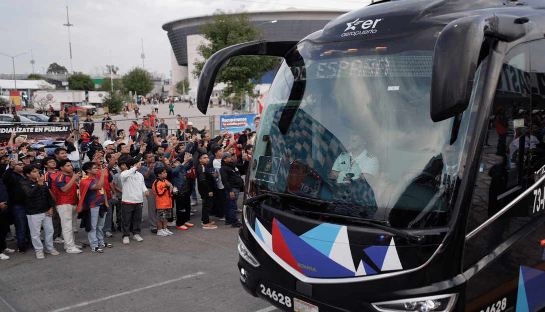 Así fue el arribo de los autobuses de España y Perú al Cuauhtémoc.