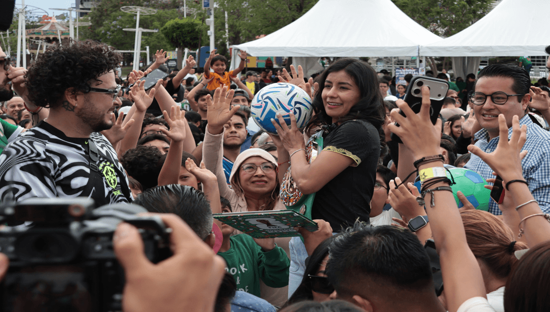 La fiebre de intercambio de estampas mundialistas llegó al Parque Sendela.