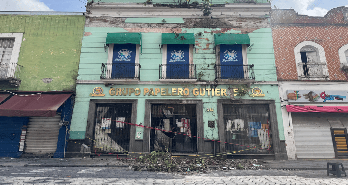 Se desprenden fragmentos de fachada en el Centro Histórico de Puebla.