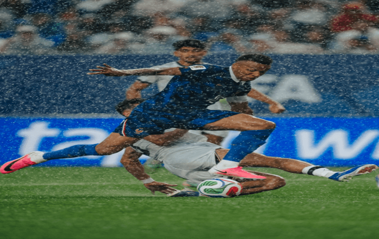 Ni la tormenta eléctrica detuvo a Francia y Mbappé.