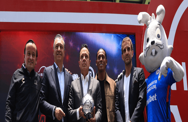Cruz Azul recibe reconocimiento al Equipo de la Temporada.
