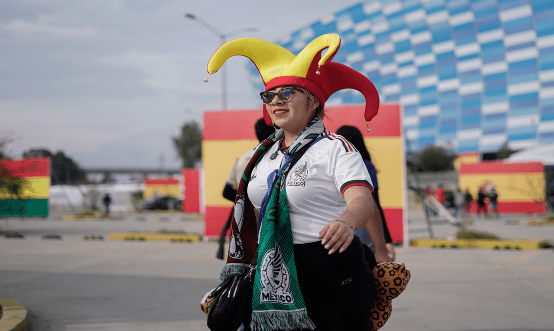 Aficionados de España pintan de rojo el Estadio Cuauhtémoc.