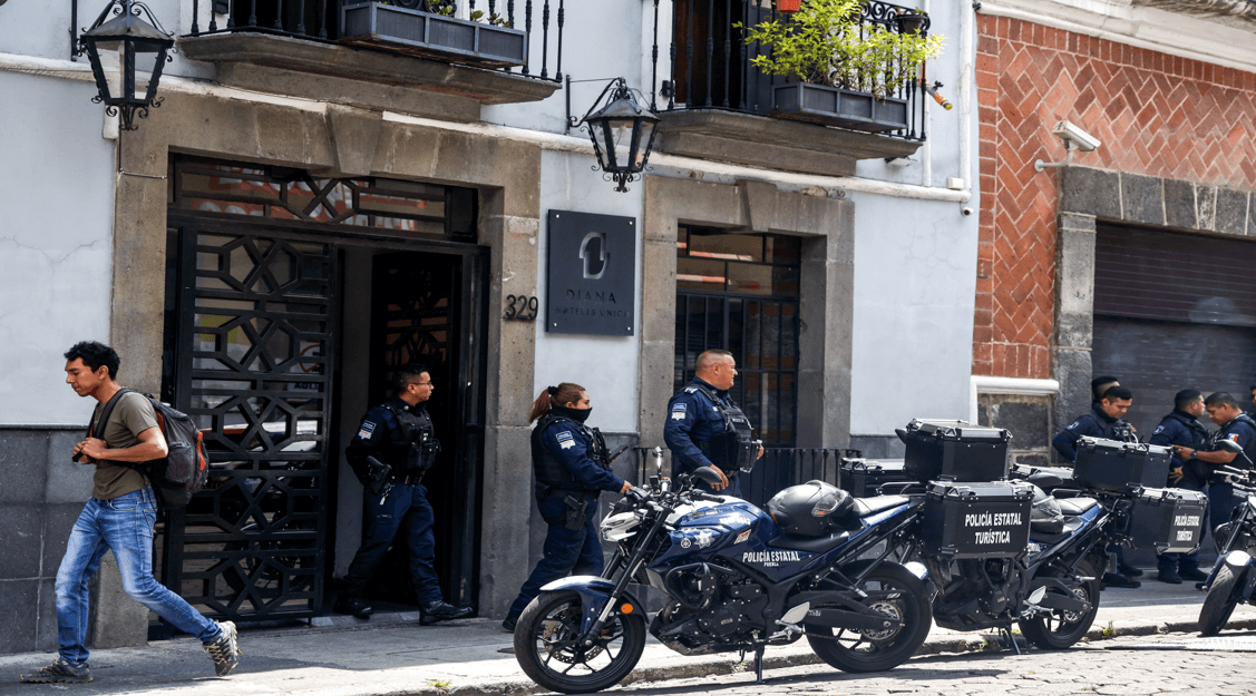 Aplican Operativo en hotel de Puebla por presunta llamada de extorsión.