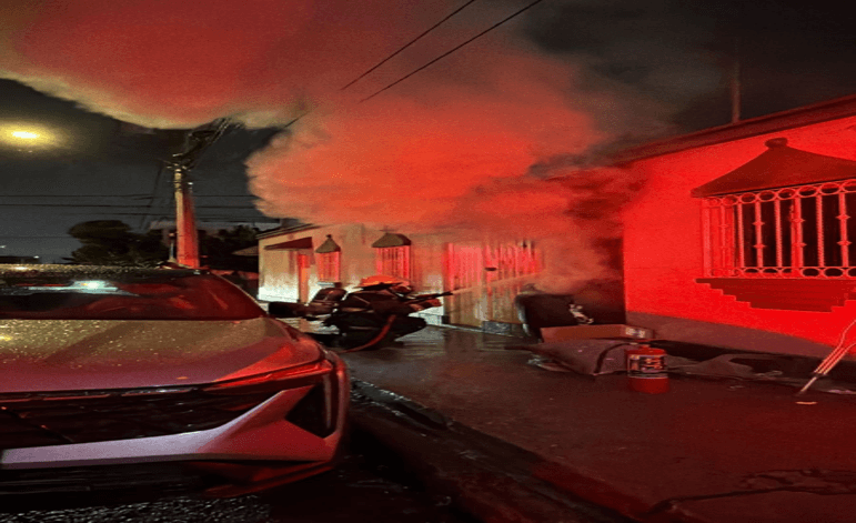 Se registra incendio en departamento en la colonia El Carmen, en Puebla.