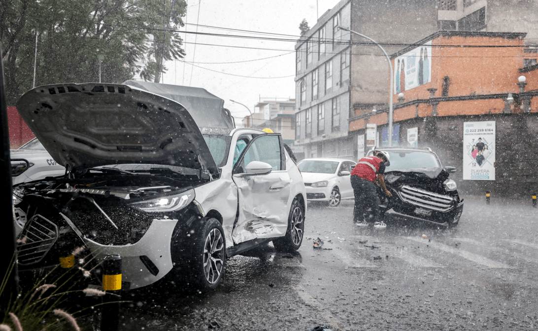 Lluvia de este viernes deja en Puebla accidentes e inundaciones.