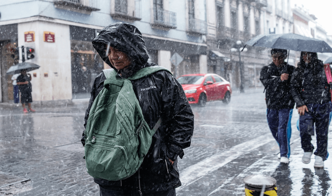 Lluvia de este miércoles tres de junio deja encharcamientos en Puebla.