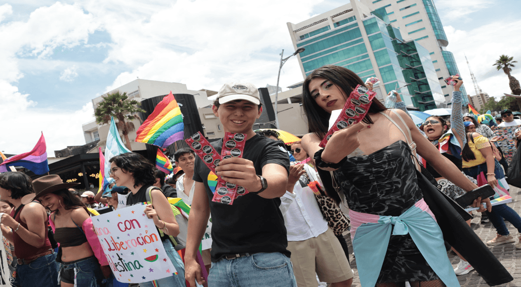 Varios contingentes encabezan Marcha del Orgullo LGBT+ Puebla.