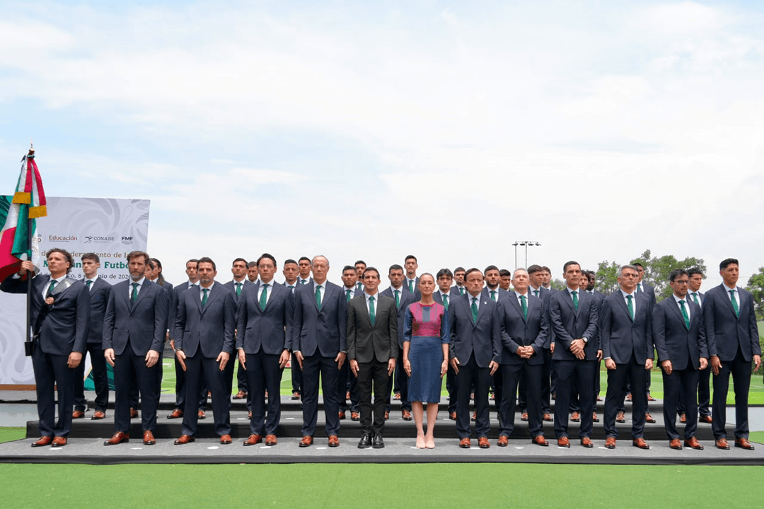 Claudia Sheinbaum abandera a la Selección Nacional de México de Futbol.