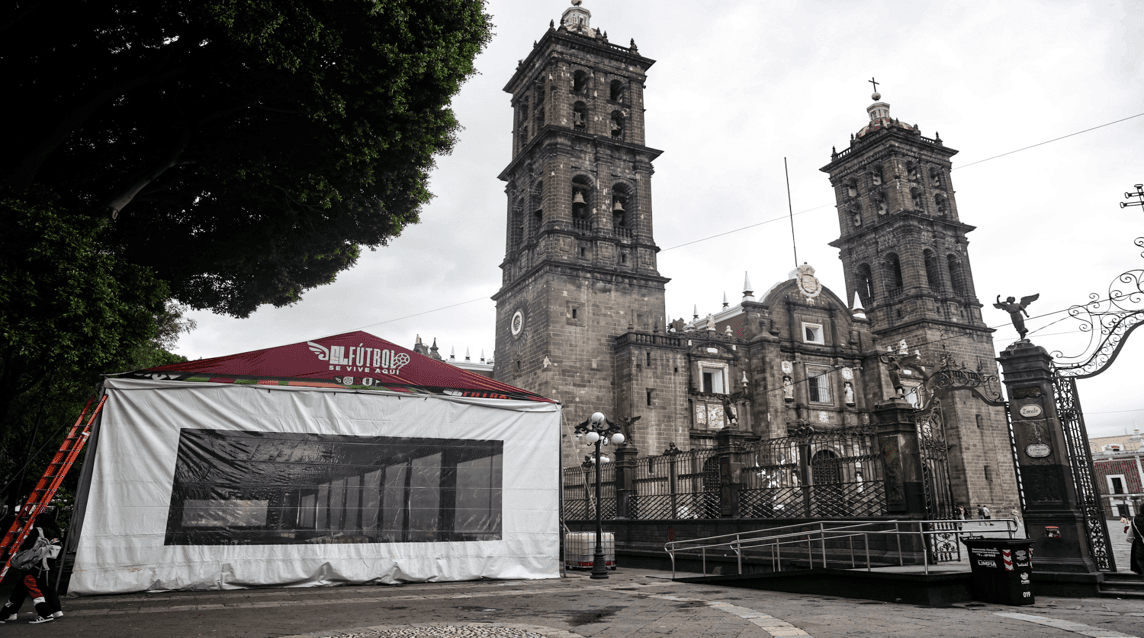 Ayuntamiento de Puebla coloca pantallas para el Mundial de Futbol.