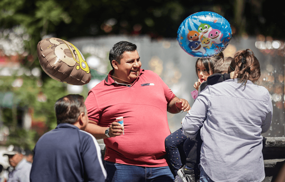 Familias poblanas festejan a los reyes del hogar en el Día del Padre.