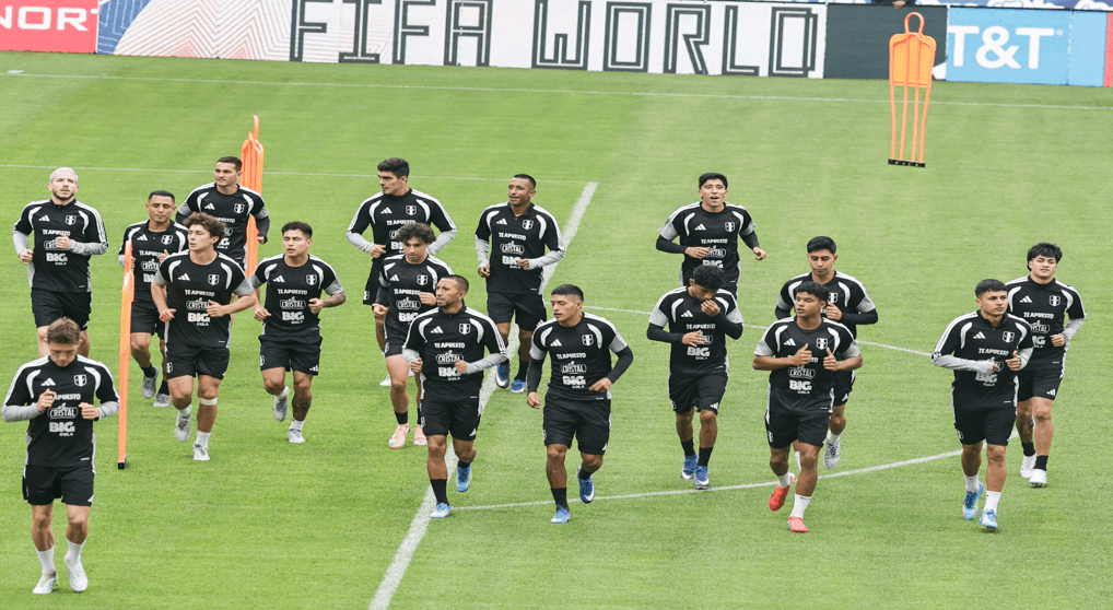 Selección de Perú reconoce la cancha del estadio Cuauhtémoc en Puebla.