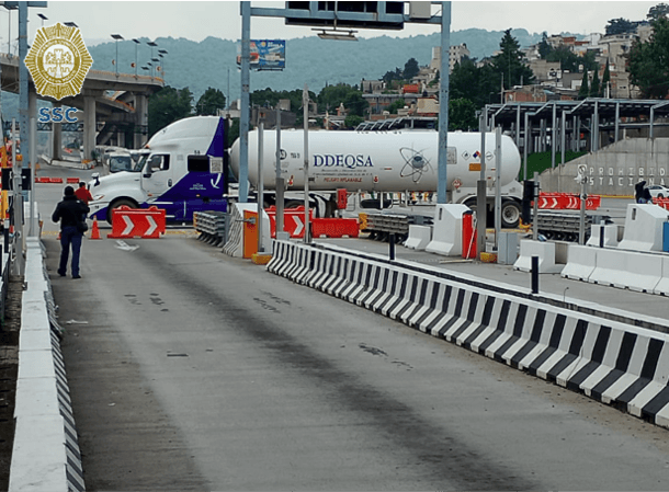 Normalistas de Ayotzinapa cierran la Autopista México-Cuernavaca.