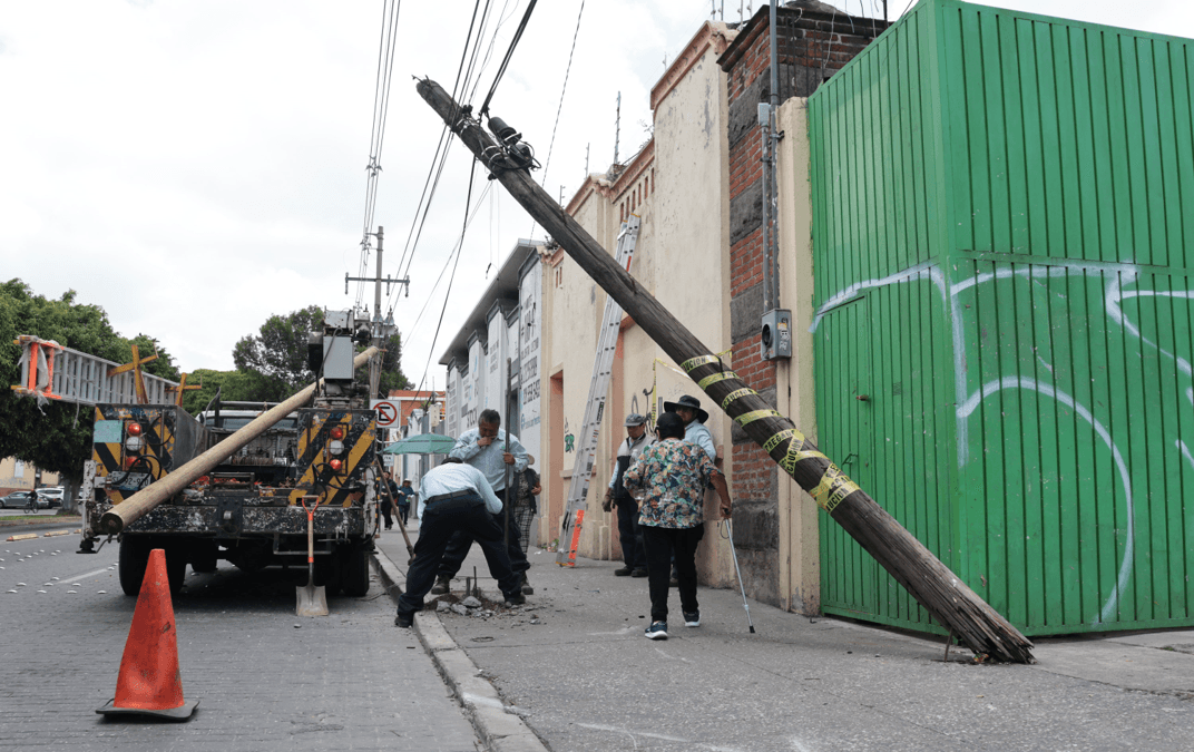 Trabajan en remover poste derribado por accidente en la 11 Norte en Puebla.
