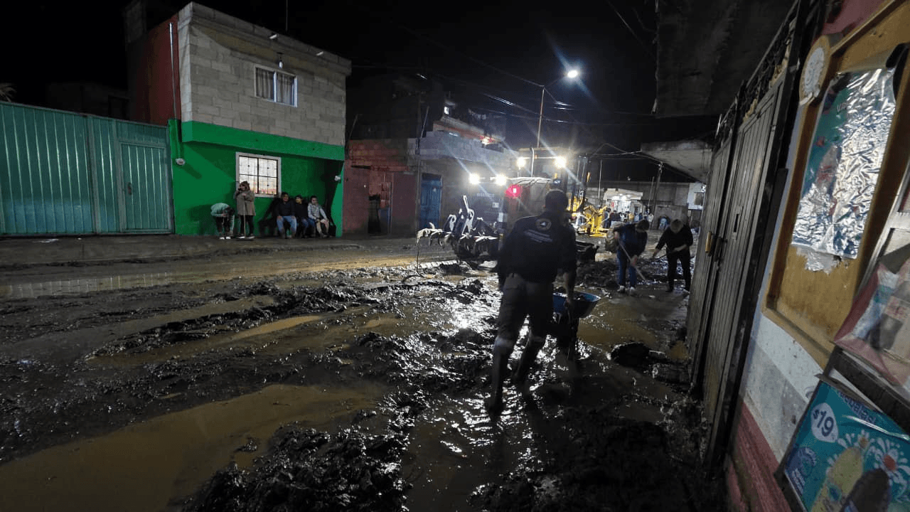 Desbordamiento de barranca deja a 30 familias afectadas en Chalchicomula de Sesma.
