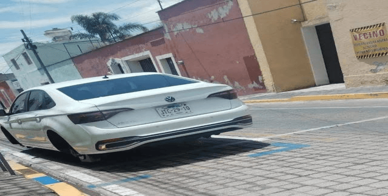 Le bajan las cuatro llantas de su coche a familia de Jalisco en San Pedro Cholula.