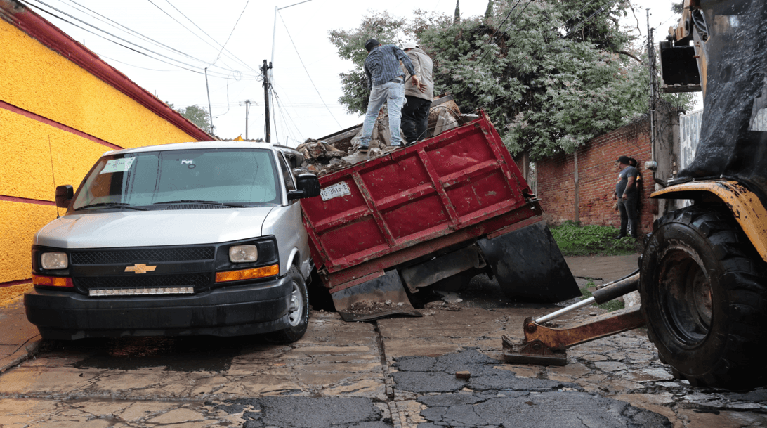 Calle colapsa y camión cae dañando camioneta en la Romero Vargas en Puebla.