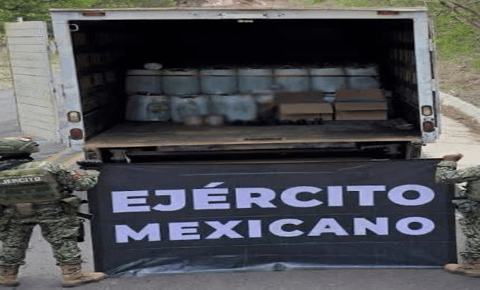 Realizan decomiso en Sinaloa de la segunda mayor cantidad histórica de metanfetamina líquida.