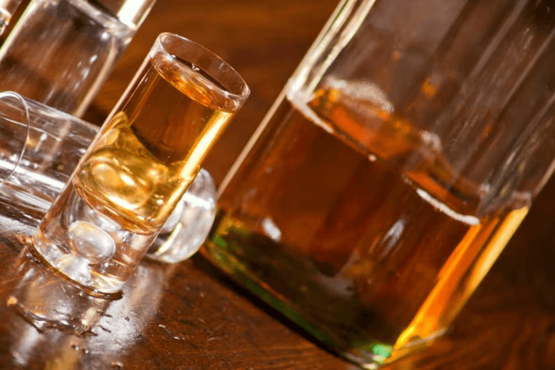 Ya van seis personas muertas en Guanajuato por consumir tequila adulterado.
