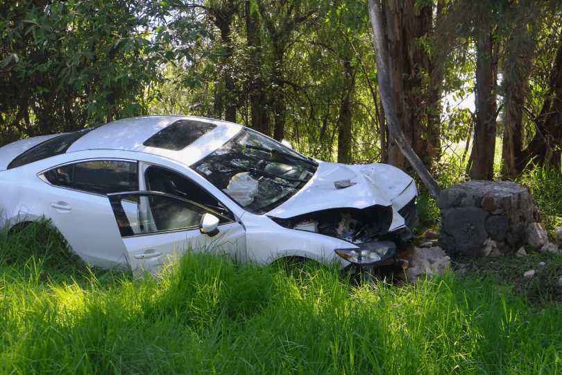 Estrella su coche Mazda contra un árbol y pierde la vida en Tlaxcala.