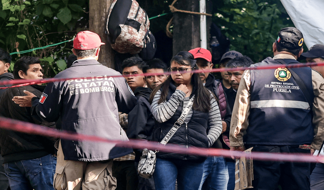 Trabajan en la extracción de los cuerpos en la Gruta de Cuetzalan.