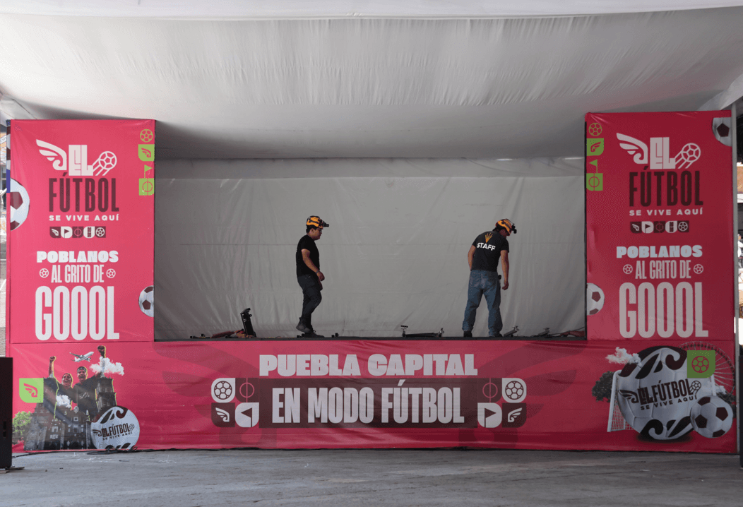 Se retira el Mundial de Futbol del Zócalo de Puebla.