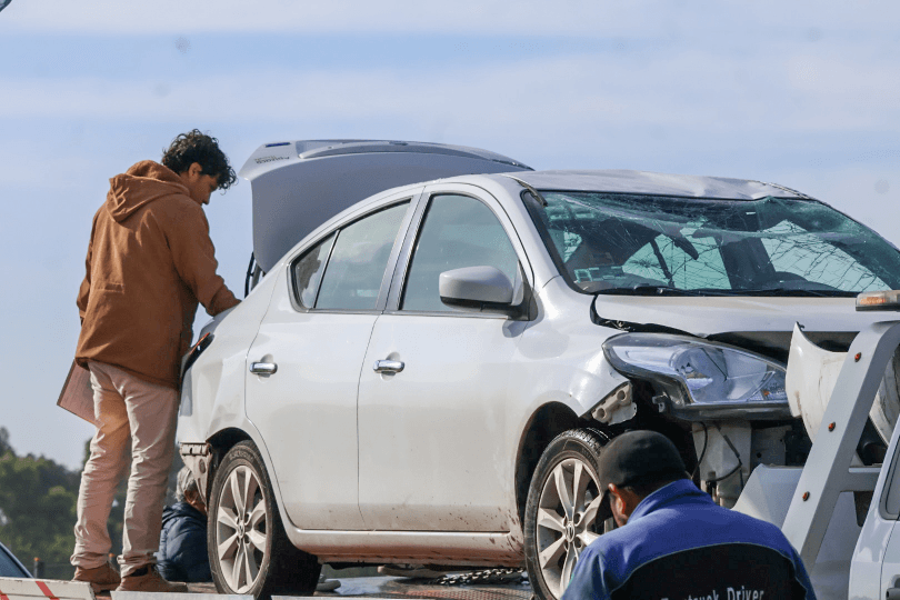 Aparatosa volcadura de automóvil en el Libramiento Tlaxcala.