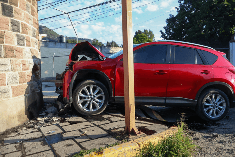 Camioneta se impacta contra una vivienda en Totolac .