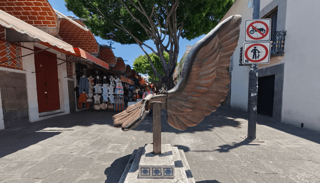 De nueva cuenta, la escultura Alas de Puebla fue vandalizada.
