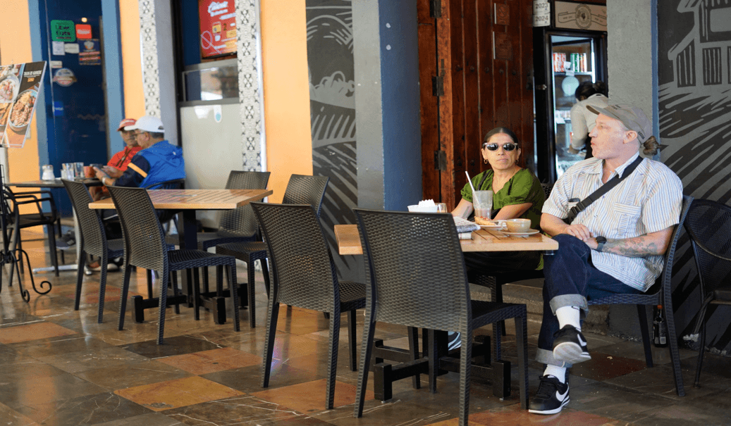 Sin comensales, restaurantes del Zócalo de Puebla lucen vacíos en final del Mundial.
