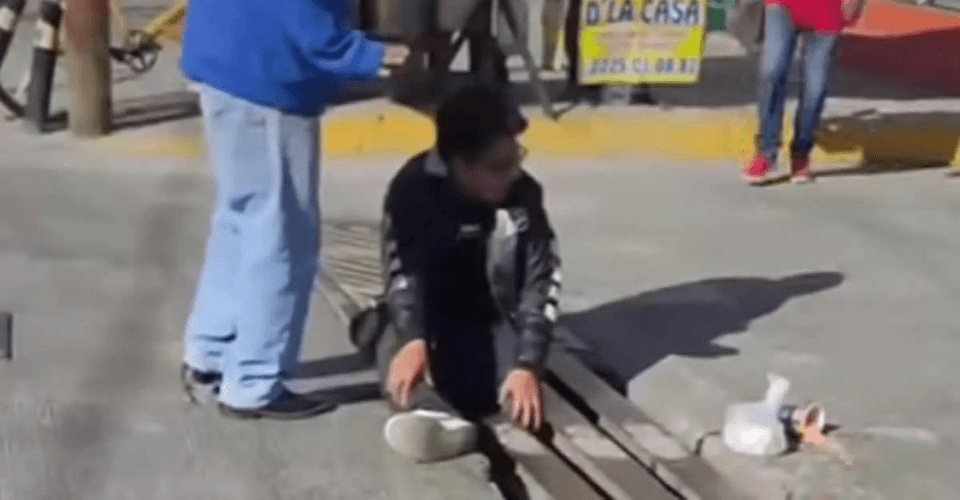 Joven queda atorado en alcantarilla en la Romero Vargas.
