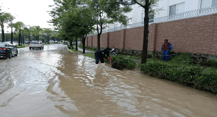 Lluvia deja otra vez inundaciones y encharcamientos en Puebla.