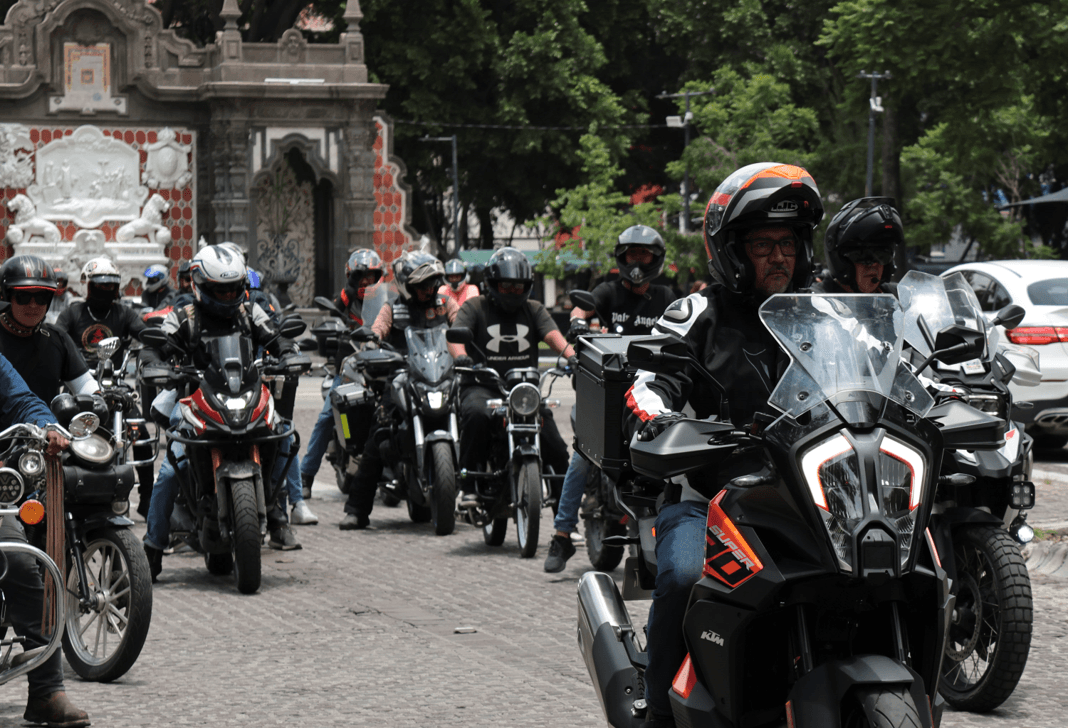 Motociclistas se manifiestan en Puebla en contra de la Ley Casco.