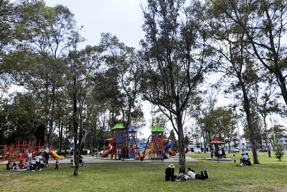 Poblanos disfrutan de los parques de la ciudad en las vacaciones de verano.