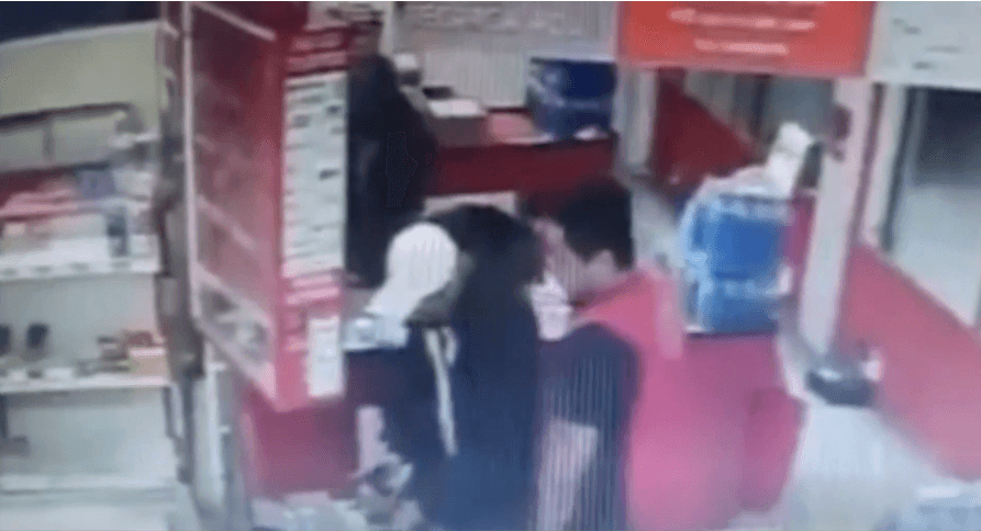En menos de un minuto, par de ladrones asaltan tienda 3B en Puebla.