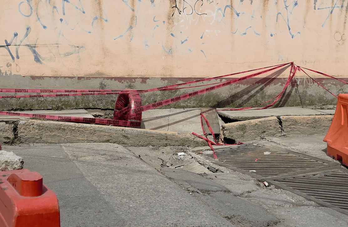 Por hundimiento, cierran calle en el municipio de Coronango.
