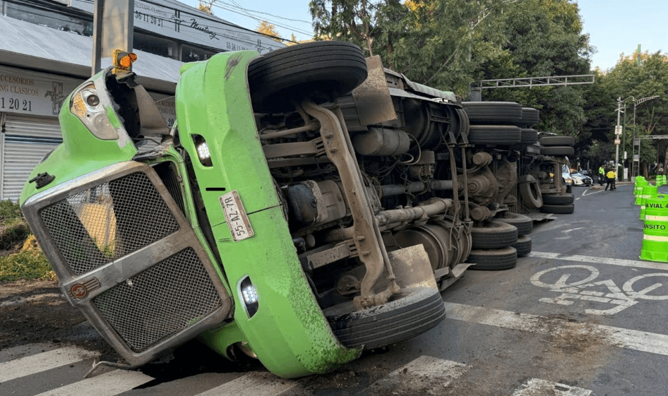 Vuelca tráiler en el Eje 6 Sur en la CDMX, provoca tráfico en la zona.